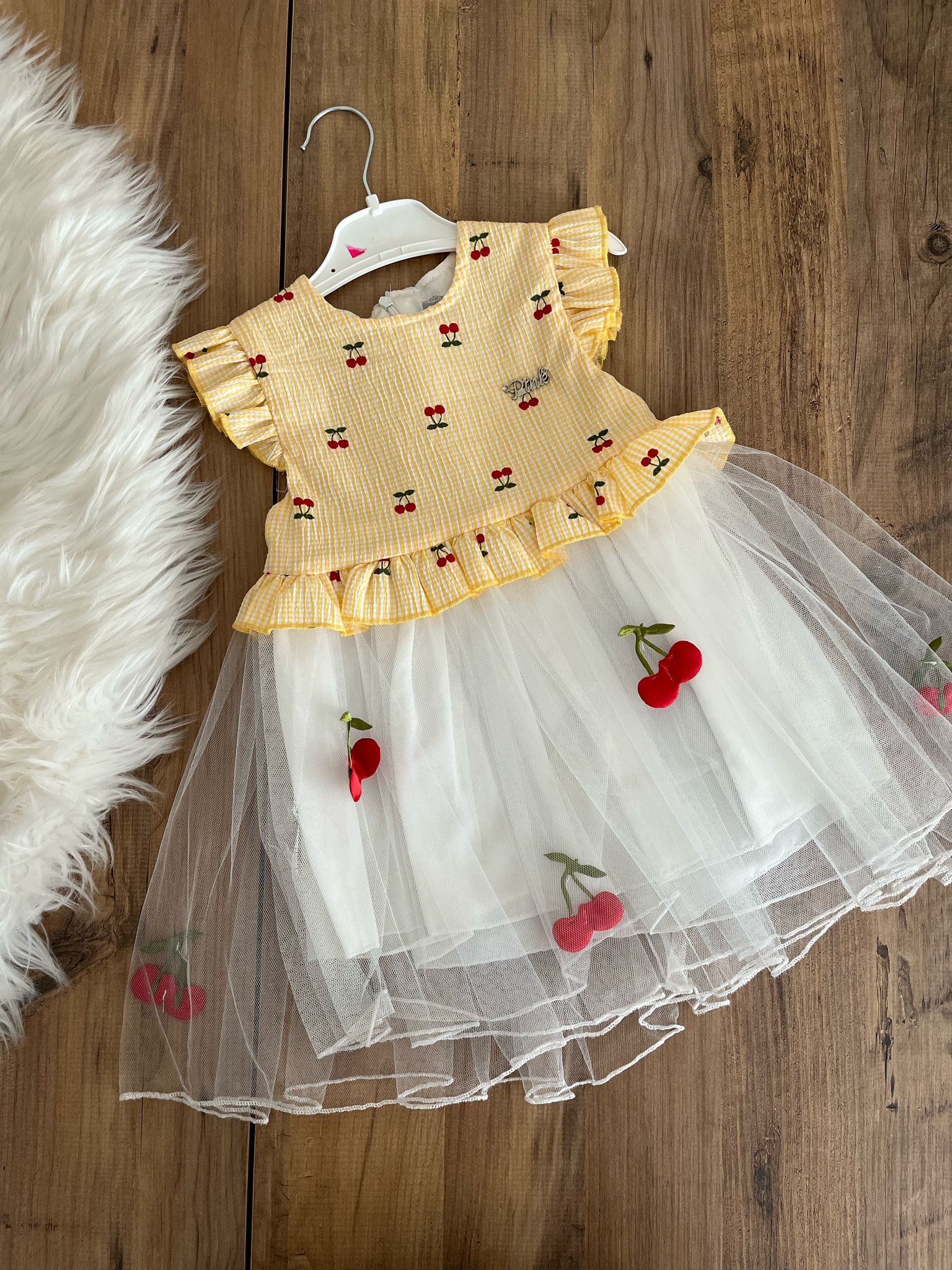 KİRAZ APLİKELİ ELBİSE