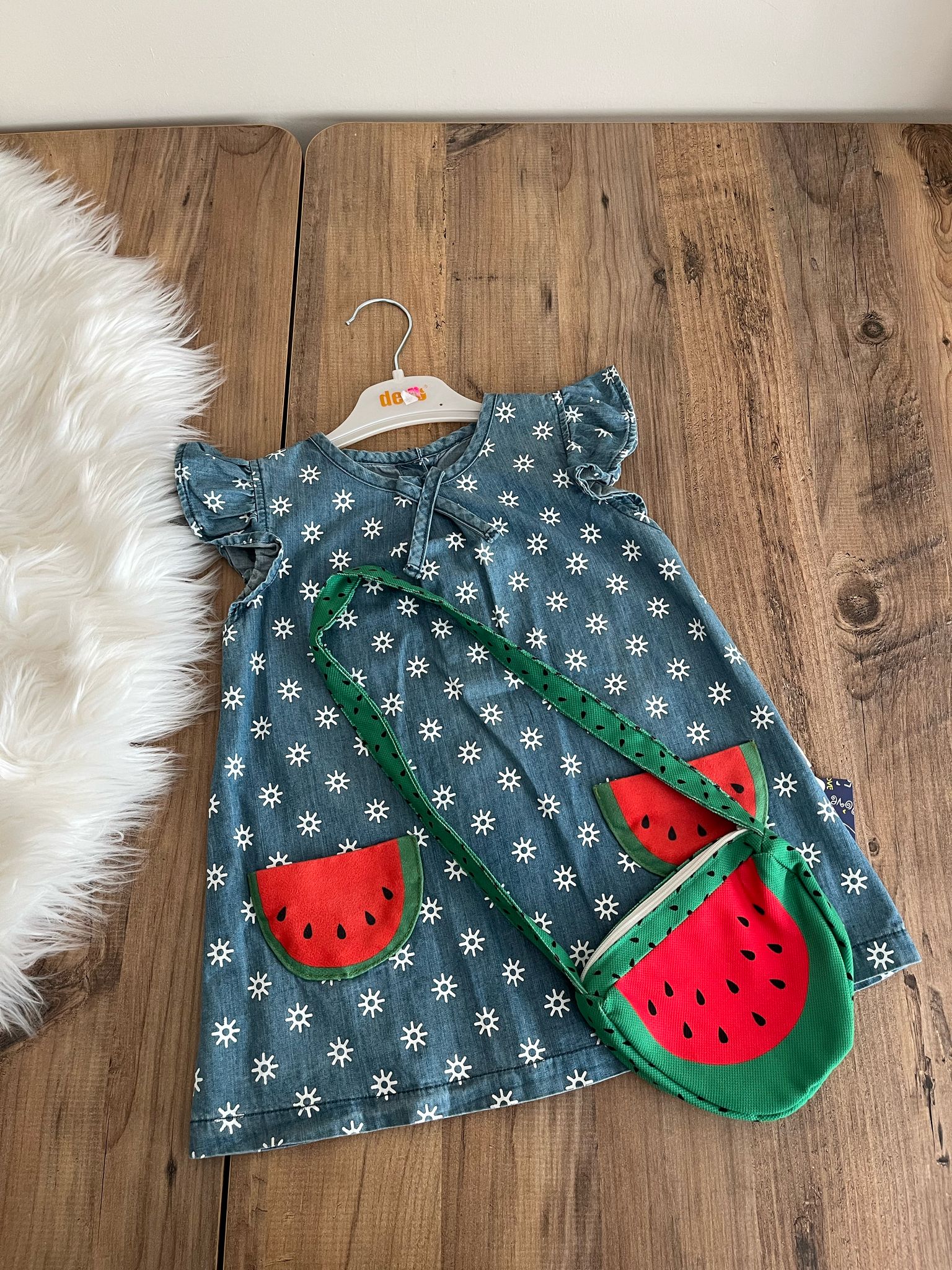 KARPUZ DETALI VE ÇANTALI KIZ ELBİSE