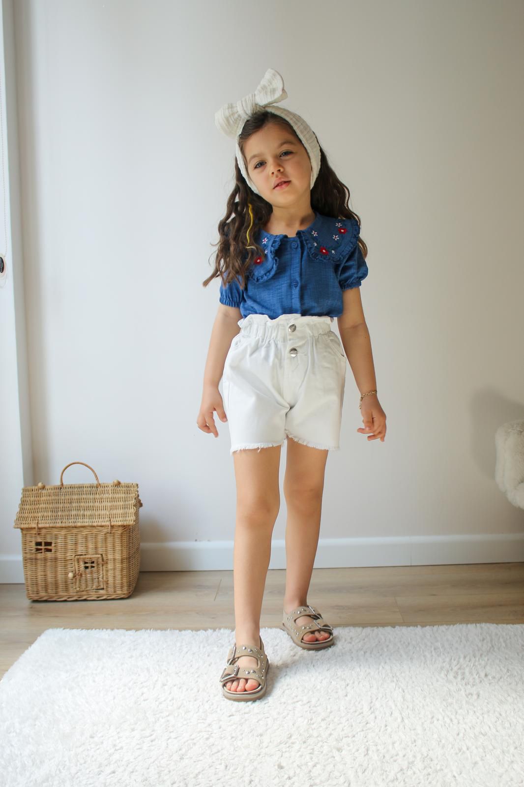 nakışlı mavi gömlekli şort takım