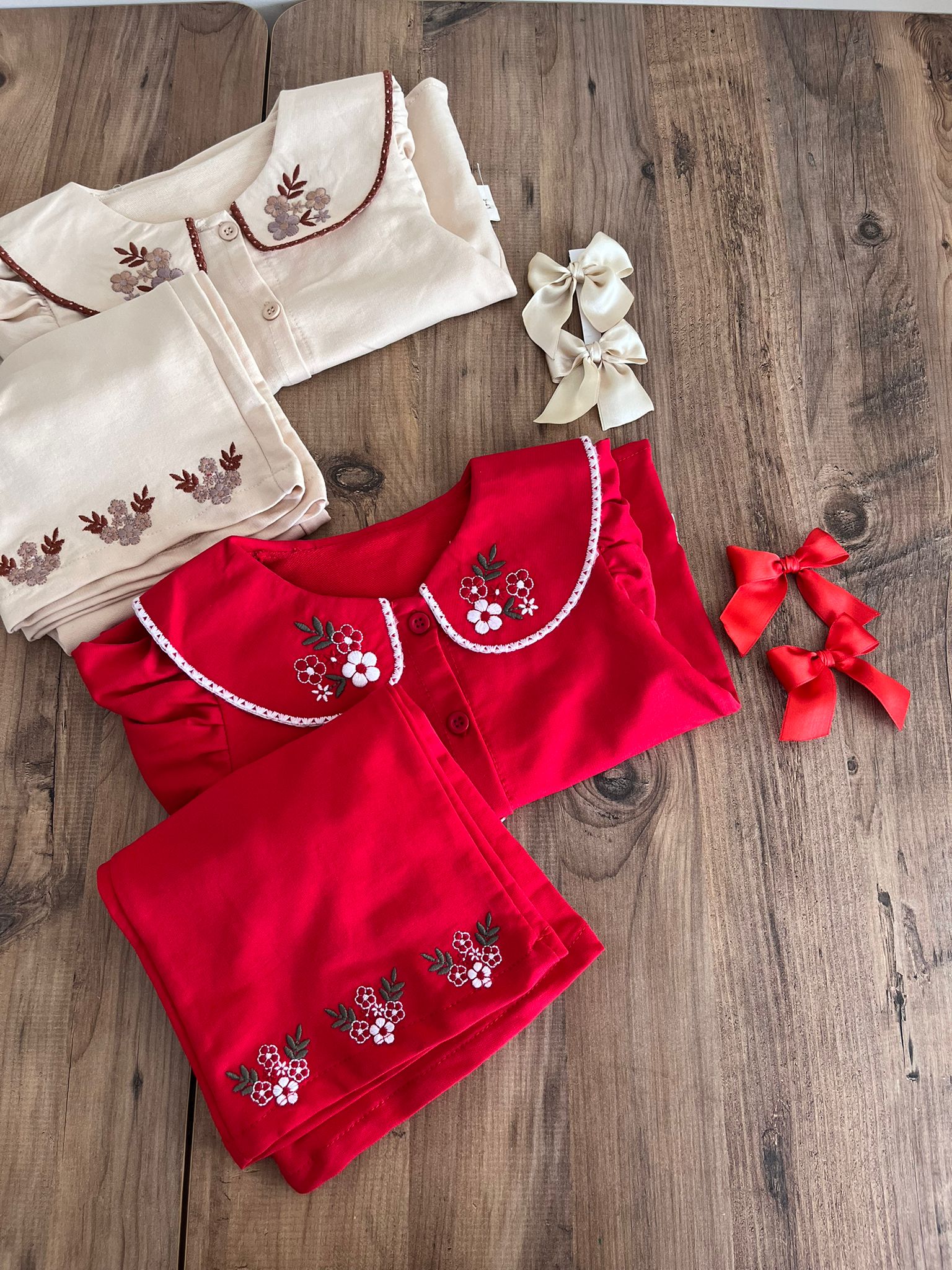 kırmızı nakışlı takım