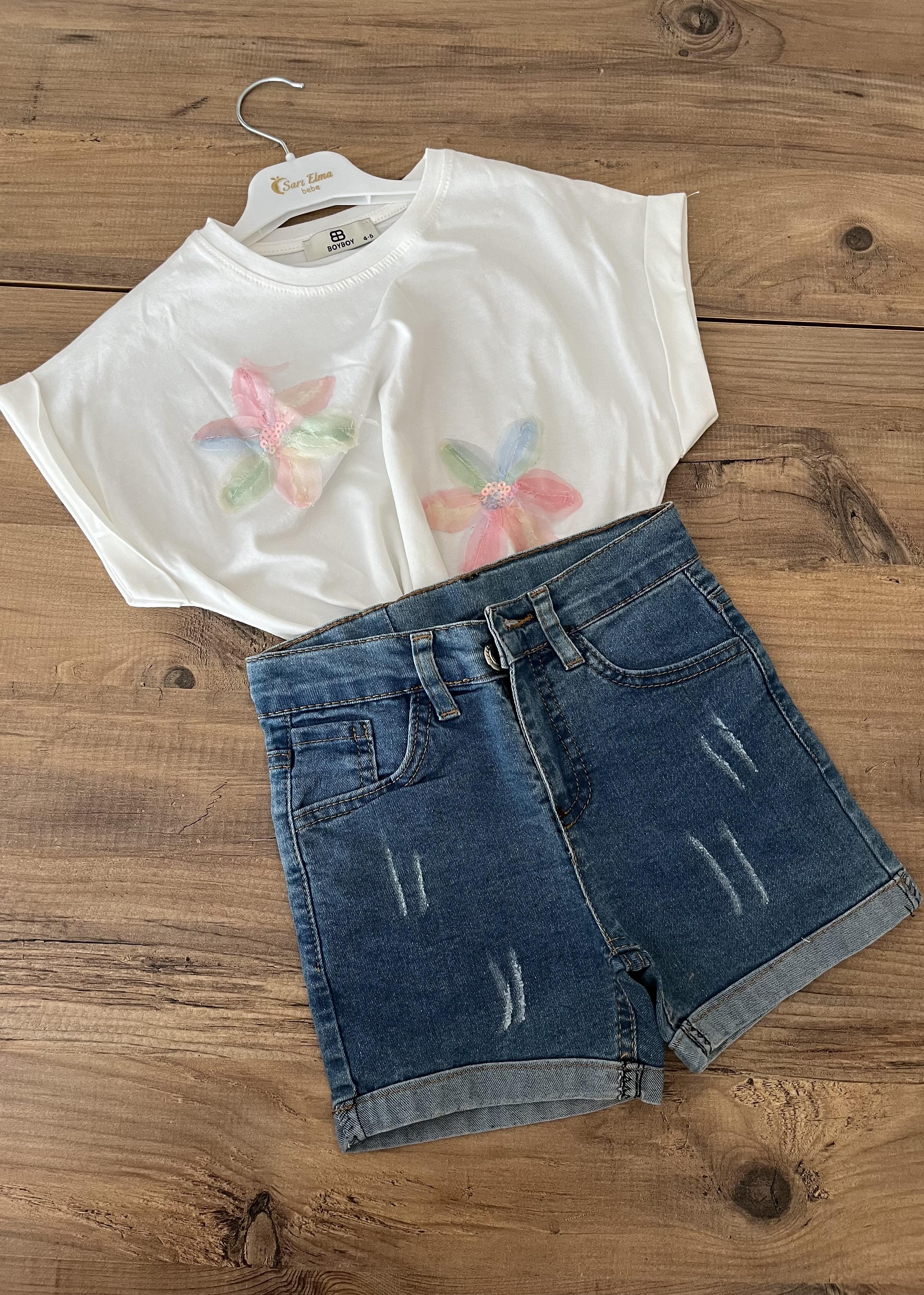 Zambak detaylı bluz ve kot şort takım